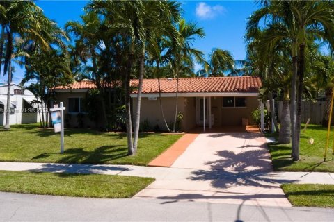 House in Hollywood, Florida 3 bedrooms, 111.39 sq.m. № 1138437 - photo 25