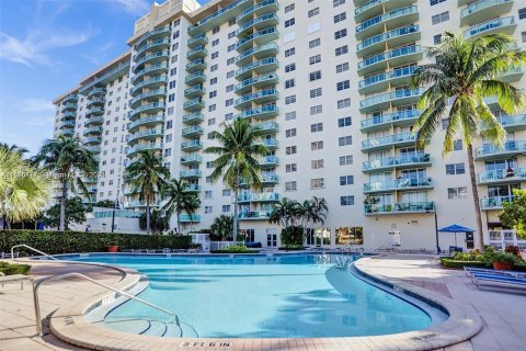 Condominio en venta en Sunny Isles Beach, Florida, 1 dormitorio, 92.9 m2 № 1180736 - foto 22
