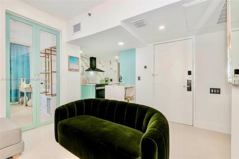 Condo in Miami Beach, Florida, 2 bedrooms  № 1381931 - photo 15