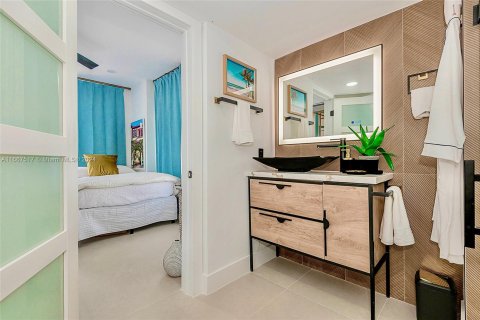 Condo in Miami Beach, Florida, 2 bedrooms  № 1381931 - photo 11