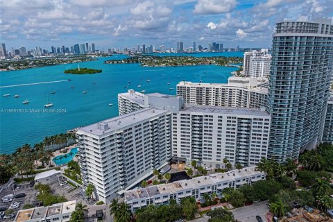 Condo in Miami Beach, Florida, 1 bedroom  № 1381977 - photo 19