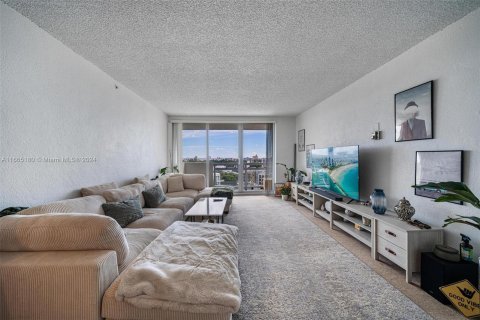 Condo in Miami Beach, Florida, 1 bedroom  № 1381977 - photo 3