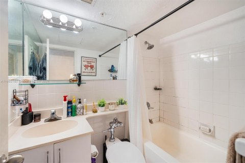 Condo in Miami Beach, Florida, 1 bedroom  № 1381977 - photo 13