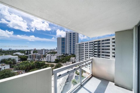 Condo in Miami Beach, Florida, 1 bedroom  № 1381977 - photo 14