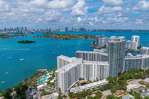 Condo in Miami Beach, Florida, 1 bedroom  № 1381977 - photo 20