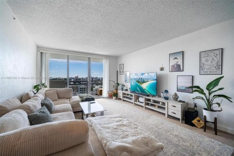 Condo in Miami Beach, Florida, 1 bedroom  № 1381977 - photo 2