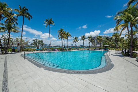 Condo in Miami Beach, Florida, 1 bedroom  № 1381977 - photo 24