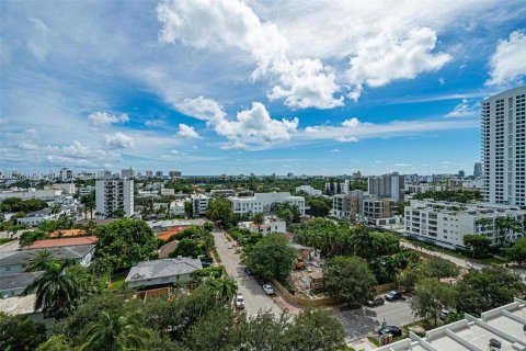 Condo in Miami Beach, Florida, 1 bedroom  № 1381977 - photo 16