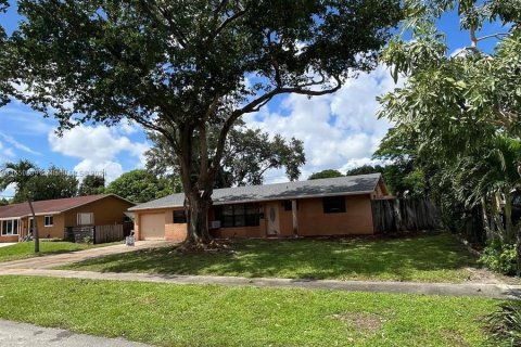 Casa en venta en Plantation, Florida, 4 dormitorios, 144.65 m2 № 1333077 - foto 1