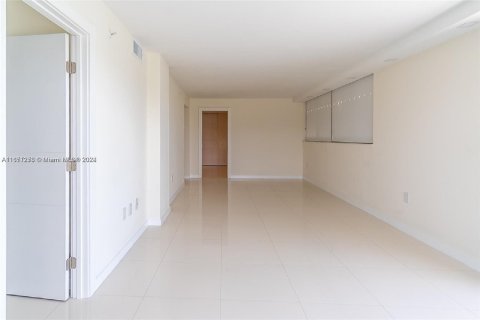 Condo in Miami Beach, Florida, 2 bedrooms  № 1345285 - photo 17