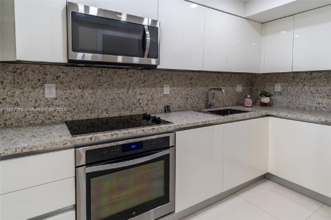 Condo in Miami Beach, Florida, 2 bedrooms  № 1345285 - photo 12