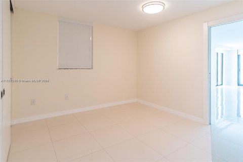 Condo in Miami Beach, Florida, 2 bedrooms  № 1345285 - photo 24