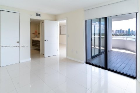 Condo in Miami Beach, Florida, 2 bedrooms  № 1345285 - photo 16