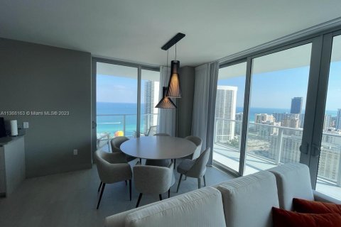 Condo in Hollywood, Florida, 2 bedrooms  № 420086 - photo 1