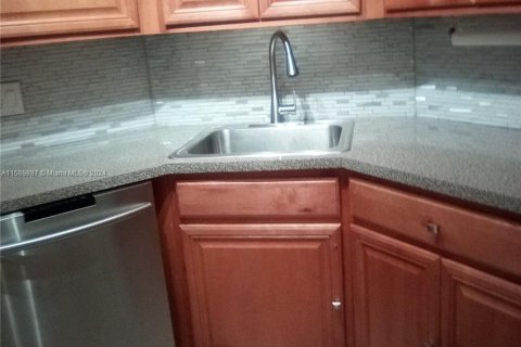 Condo in Lauderhill, Florida, 2 bedrooms  № 1189196 - photo 6