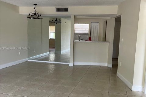 Condo in Sunrise, Florida, 2 bedrooms  № 1187399 - photo 8