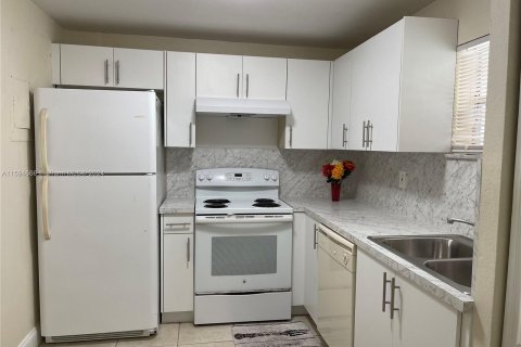 Condo in Sunrise, Florida, 2 bedrooms  № 1187399 - photo 1