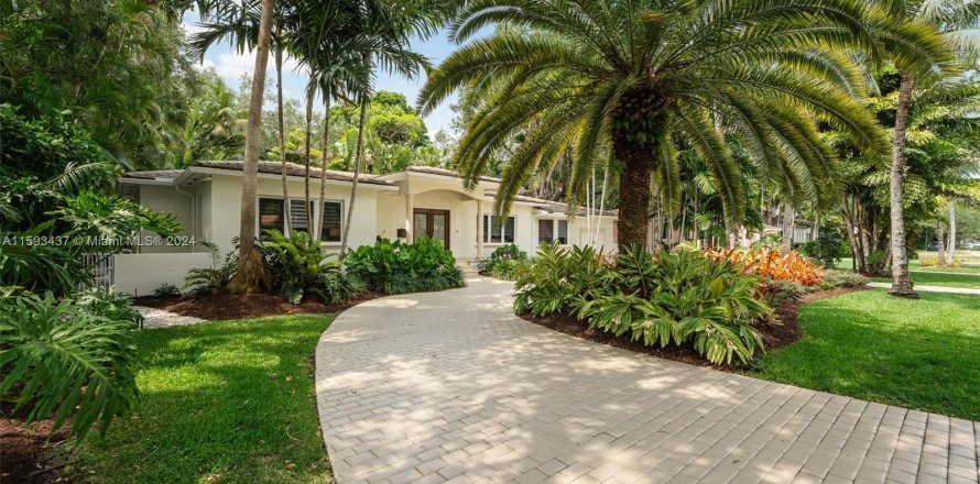 House in Coral Gables, Florida 5 bedrooms, 316.24 sq.m. № 1189198