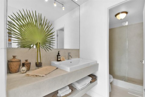 Condo in Miami Beach, Florida, 1 bedroom  № 1216579 - photo 10