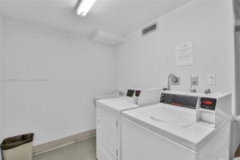 Condo in Miami Beach, Florida, 1 bedroom  № 1216579 - photo 16