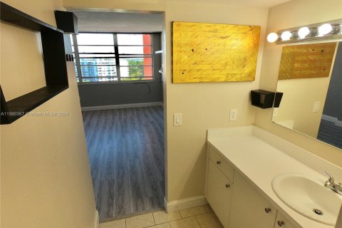 Condo in Miami, Florida, 2 bedrooms  № 1095805 - photo 14