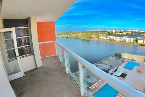 Condo in Miami, Florida, 2 bedrooms  № 1095805 - photo 1