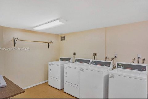 Condo in Miami, Florida, 2 bedrooms  № 1095805 - photo 18