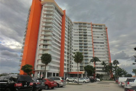 Condo in Miami, Florida, 2 bedrooms  № 1095805 - photo 21