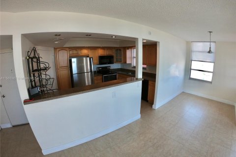 Condo in Miami, Florida, 2 bedrooms  № 1095805 - photo 4