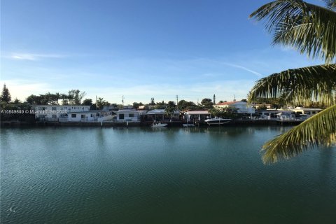 Copropriété à vendre à Miami Beach, Floride: 2 chambres, 76.64 m2 № 1096058 - photo 16