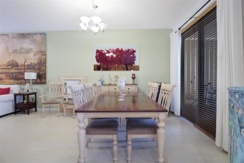 House in Miami, Florida 4 bedrooms, 234.49 sq.m. № 1431245 - photo 5