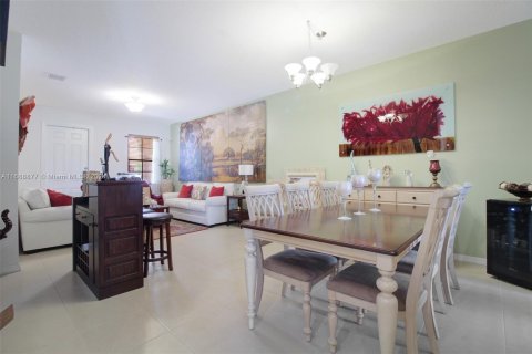 House in Miami, Florida 4 bedrooms, 234.49 sq.m. № 1431245 - photo 6