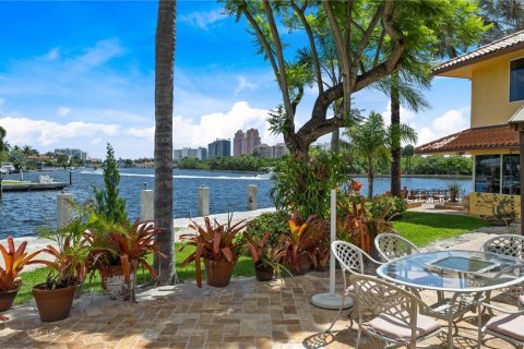 Villa ou maison à vendre à Fort Lauderdale, Floride: 3 chambres, 492.2 m2 № 527287 - photo 13