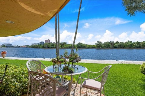 Villa ou maison à vendre à Fort Lauderdale, Floride: 3 chambres, 492.2 m2 № 527287 - photo 9