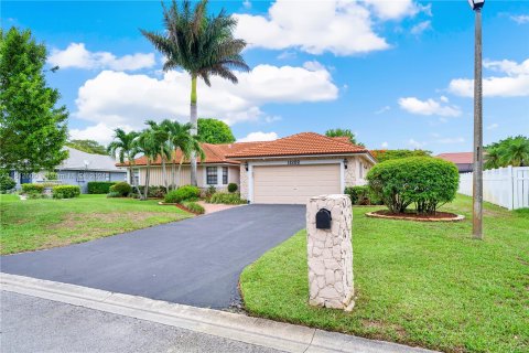 Villa ou maison à vendre à Coral Springs, Floride: 4 chambres, 245.63 m2 № 1234259 - photo 3