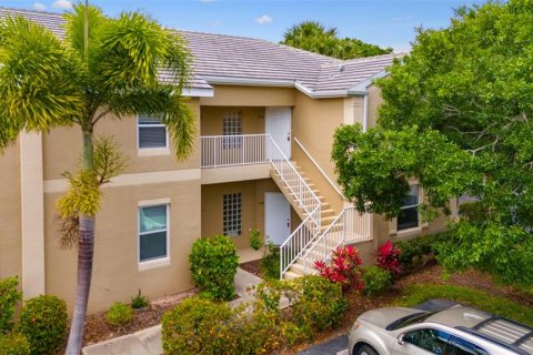 Condo in Fort Myers, Florida, 2 bedrooms  № 1106637 - photo 1