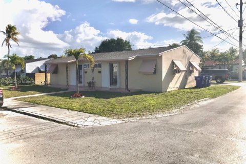 Immobilier commercial à vendre à Hollywood, Floride: 137.59 m2 № 1092538 - photo 2