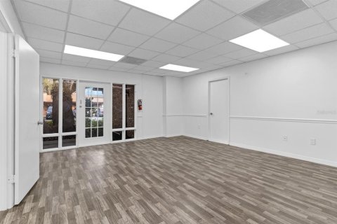 Propiedad comercial en alquiler en Kissimmee, Florida, 214.79 m2 № 1340820 - foto 8