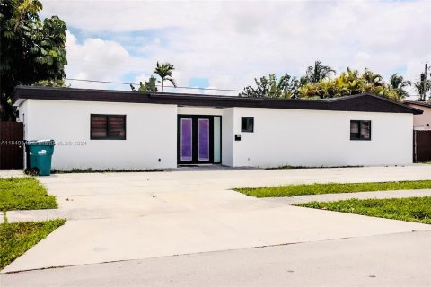 House in Miami, Florida 4 bedrooms, 207.54 sq.m. № 1332181 - photo 5