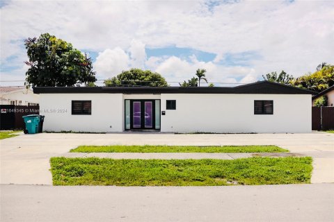 House in Miami, Florida 4 bedrooms, 207.54 sq.m. № 1332181 - photo 6