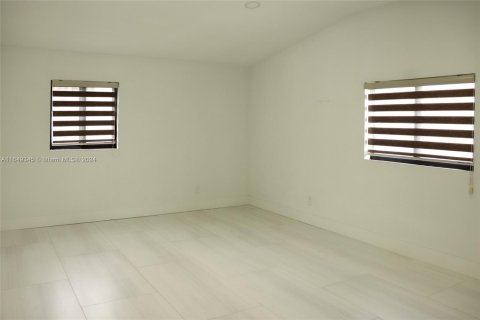 House in Miami, Florida 4 bedrooms, 207.54 sq.m. № 1332181 - photo 2