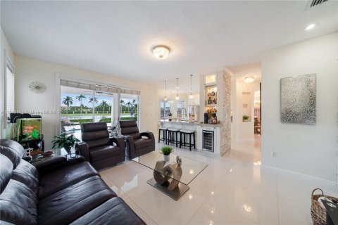 House in Miami, Florida 3 bedrooms, 206.89 sq.m. № 1332163 - photo 12