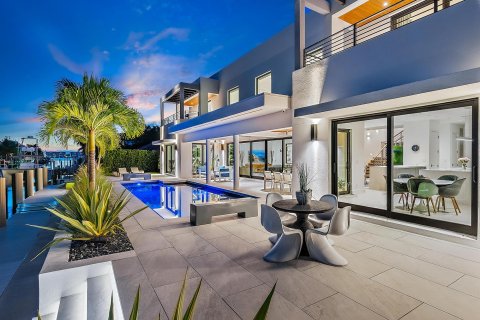 Casa en venta en Riviera Beach, Florida, 5 dormitorios, 516.54 m2 № 733153 - foto 2