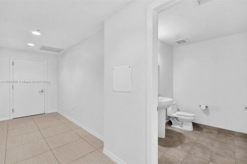 Condominio en venta en Miami, Florida, 1 dormitorio, 104.79 m2 № 965110 - foto 17