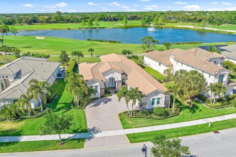 House in Jupiter, Florida 4 bedrooms, 303.7 sq.m. № 1146077 - photo 15