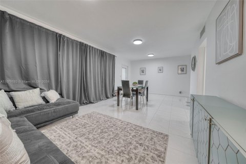 Condominio en venta en North Miami Beach, Florida, 1 dormitorio, 76.74 m2 № 1388072 - foto 13