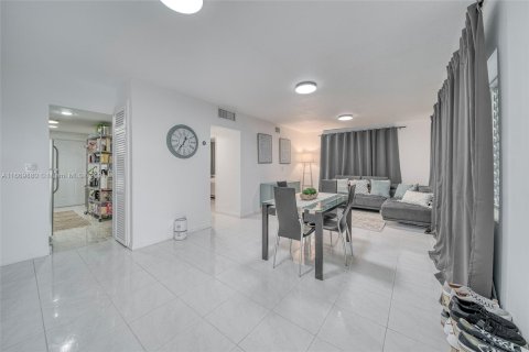 Condominio en venta en North Miami Beach, Florida, 1 dormitorio, 76.74 m2 № 1388072 - foto 12