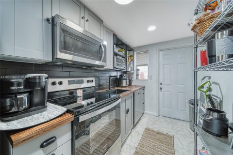 Copropriété à vendre à North Miami Beach, Floride: 1 chambre, 76.74 m2 № 1388072 - photo 2