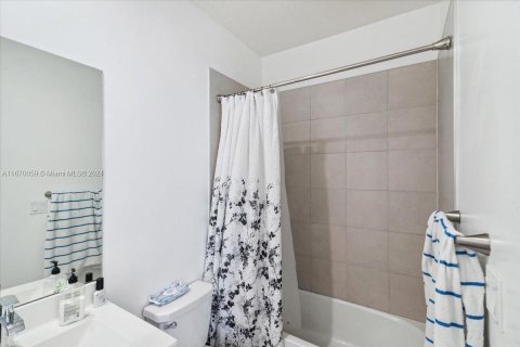 Condo in Doral, Florida, 2 bedrooms  № 1388126 - photo 25