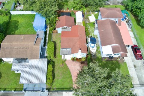 House in Miami, Florida 3 bedrooms, 107.12 sq.m. № 1332293 - photo 20